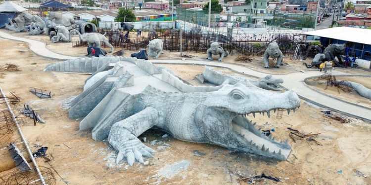 Veja como está ficando o Parque Amazonino Mendes com esculturas imensas de jacarés, onças e muito mais