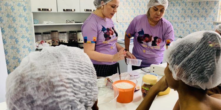 Oficina de brownies ajuda mulheres a levantar autoestima e buscar independência financeira