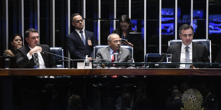 PL de Flávio Bolsonaro que proíbe a ‘saidinha de presídios’ é aprovado por ampla maioria no Senado