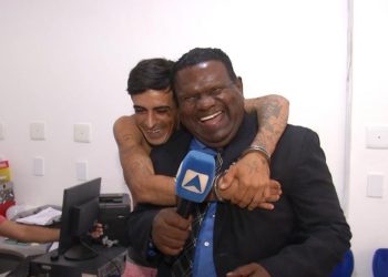 Foragido diz que é fã de repórter policial em meio a registro policial (vídeo)