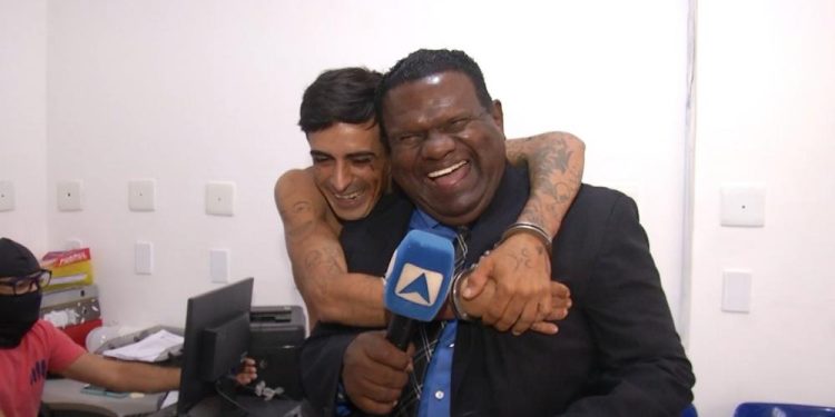 Foragido diz que é fã de repórter policial em meio a registro policial (vídeo)