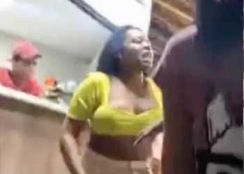 Assista: Mulher fica com a perna na c@rn3 v1v@ após briga com bl1dad@