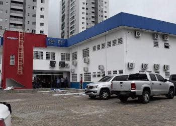 Procura-se: Pai e madrasta que torturam criança estão foragidos