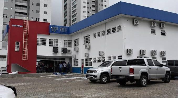 Procura-se: Pai e madrasta que torturam criança estão foragidos