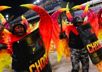 Gloria Peres faz criticas a item da Vai-vai no Carnaval