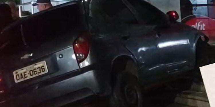 Homem invade entrada de shopping em Manaus com carro