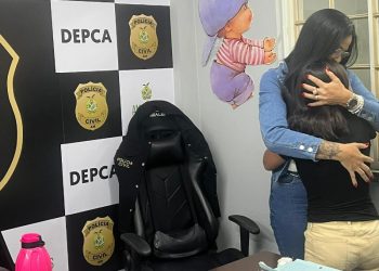 Menina adotada por nova família em Manaus encontra delegada que a tirou de lar abusivo
