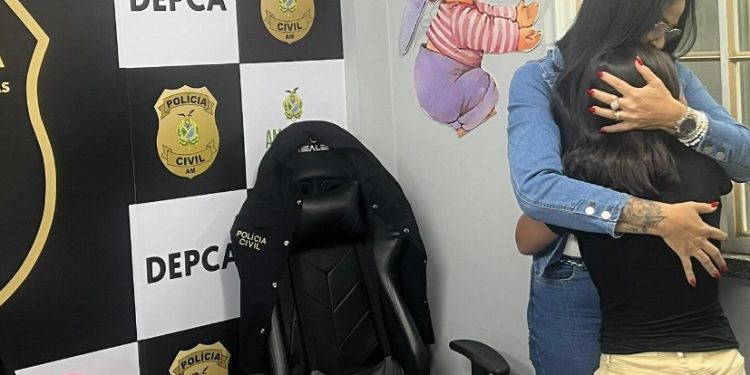 Menina adotada por nova família em Manaus encontra delegada que a tirou de lar abusivo