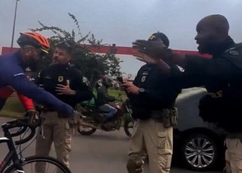 Vídeo: ciclista xinga policial que parou na estrada para ajudar vítima
