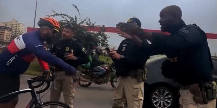 Vídeo: ciclista xinga policial que parou na estrada para ajudar vítima