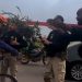 Vídeo: ciclista xinga policial que parou na estrada para ajudar vítima