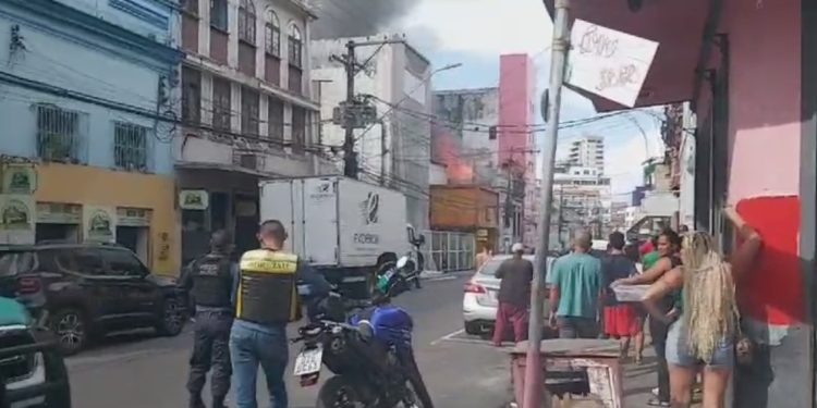 Prédio no centro de Manaus é consumido por chamas. Veja vídeo
