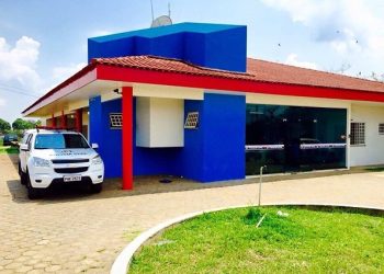 Homem é pego traindo e ainda bate na mulher com serrote no AM