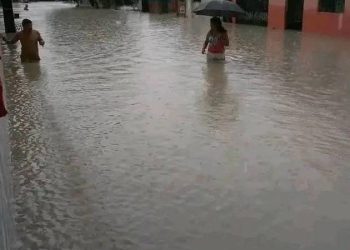 Chuva deixa moradores de rua no Jorge Teixeira ilhados