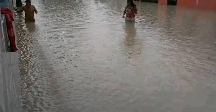 Chuva deixa moradores de rua no Jorge Teixeira ilhados