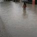 Chuva deixa moradores de rua no Jorge Teixeira ilhados