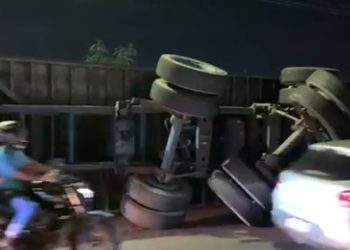 ASSISTA: Caixa cheia na avenida das Torres após carreta tombar