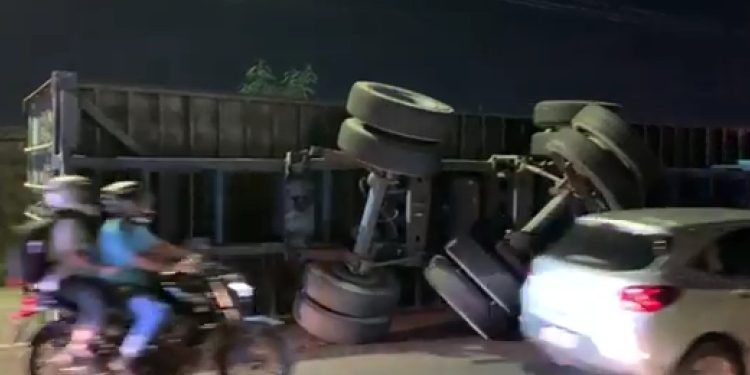 ASSISTA: Caixa cheia na avenida das Torres após carreta tombar
