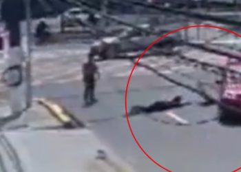 Vídeo: mulher vai atravessar rua movimentada na frente do carro, mas é atropelada em Manaus