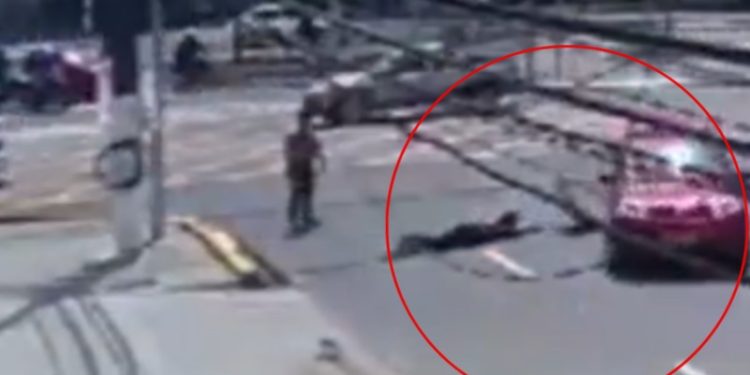 Vídeo: mulher vai atravessar rua movimentada na frente do carro, mas é atropelada em Manaus