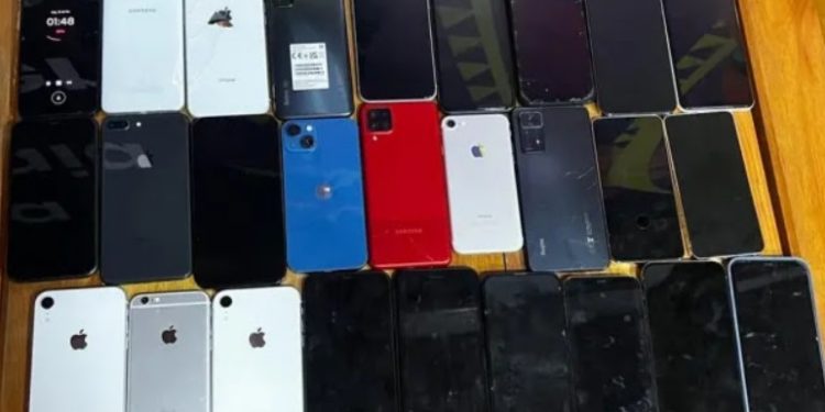 Polícia de Pernambuco prende amazonenses com 25 celulares roubados no Carnaval de Recife