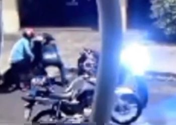 Vídeo: bandidos se passam por motoqueiros de APP em Manaus para assaltar vítimas