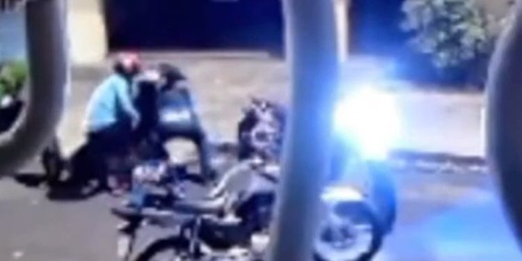 Vídeo: bandidos se passam por motoqueiros de APP em Manaus para assaltar vítimas