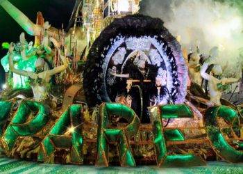 Aparecida arrasa no Sambódromo e conquista tricampeonato do Carnaval em Manaus