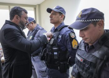 Wilson Lima dá medalha a PMs que fizeram a maior apreensão de armas da história do AM