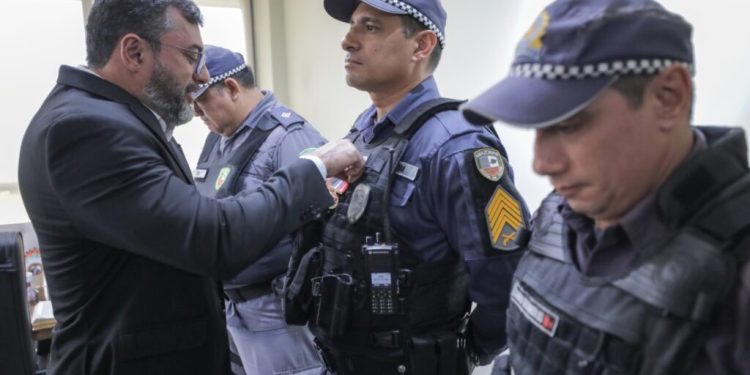 Wilson Lima dá medalha a PMs que fizeram a maior apreensão de armas da história do AM