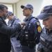 Wilson Lima dá medalha a PMs que fizeram a maior apreensão de armas da história do AM