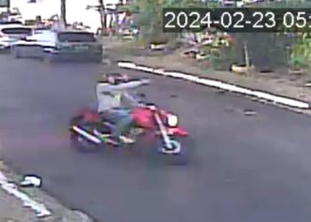 Vídeo: homem é assaltado e ameaçado de morte por bandido em Manaus