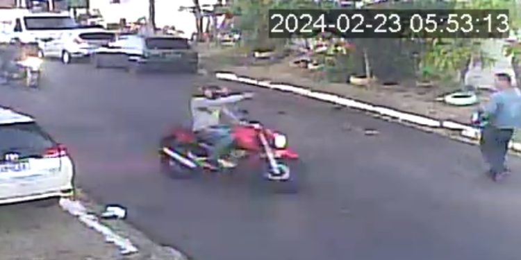 Vídeo: homem é assaltado e ameaçado de morte por bandido em Manaus