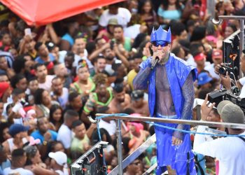 ASSISTA: Cantor é agredido por foliões por ‘terminar show mais cedo’