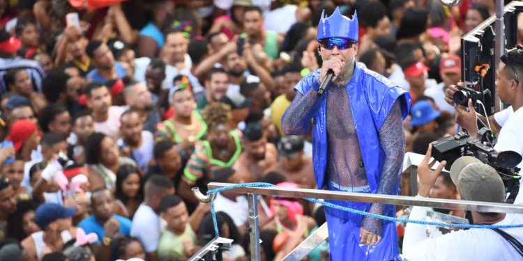 ASSISTA: Cantor é agredido por foliões por ‘terminar show mais cedo’