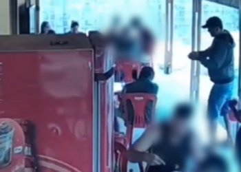 Vídeo: Dentro do bar, homem se levanta da mesa e mata vítima ‘do nada’