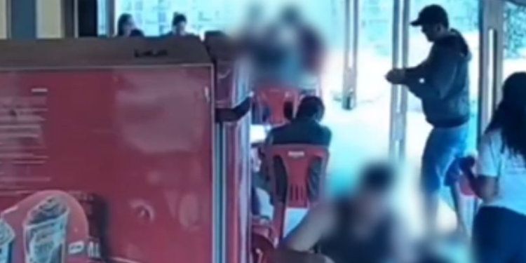 Vídeo: Dentro do bar, homem se levanta da mesa e mata vítima ‘do nada’