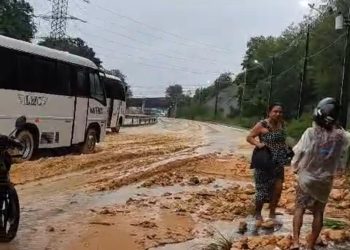 Vídeos: Parte da avenida das Torres é interditada após queda de barranco durante forte chuva