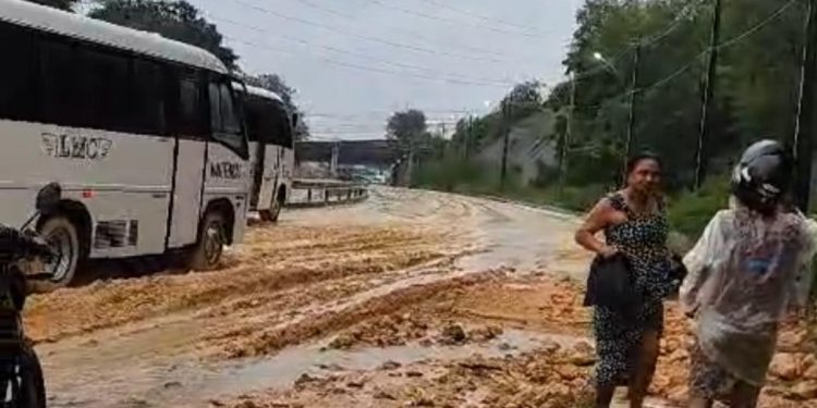 Vídeos: Parte da avenida das Torres é interditada após queda de barranco durante forte chuva