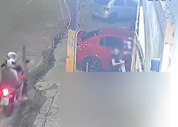 Vídeo: mulheres vão mexer no celular na rua e acabam assaltadas em Manaus