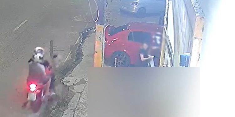 Vídeo: mulheres vão mexer no celular na rua e acabam assaltadas em Manaus