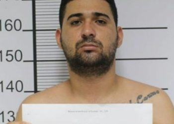 Vídeo: uma semana após ver a mãe presa, traficante é papocado no bar da família