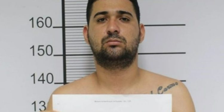 Vídeo: uma semana após ver a mãe presa, traficante é papocado no bar da família
