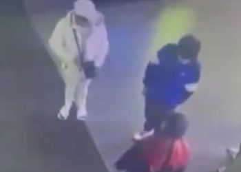 Vídeo: venezuelano de 15 anos que atirou em brasileira nos EUA é preso e responderá como criminoso