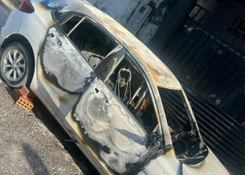 Em Manaus, trabalhador pede ajuda para prender dupla que quebrou carro dele e ateou fogo: ‘Justiça’; vídeos