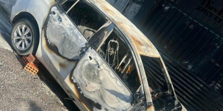 Em Manaus, trabalhador pede ajuda para prender dupla que quebrou carro dele e ateou fogo: ‘Justiça’; vídeos