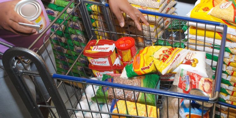 Pesquisa da UEA revela onde comprar cesta básica mais em conta em Manaus