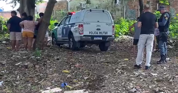 Moradores encontram jovem de 18 anos morto após quinteto o abandonar na Compensa