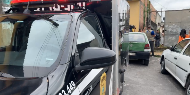 Mulher pensa que tiros são fogos de artifício e depois encontra homem morto em Manaus