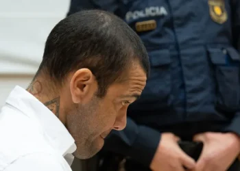 Daniel Alves é condenado a 4 anos e 6 meses por estupro na Espanha